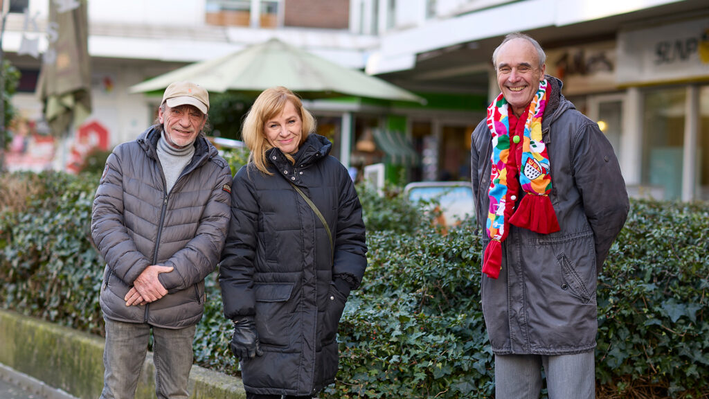 Anton Fuchs, Heike Haupt und Rüdiger Brühl vor der Ecke, auf der die Bronzeskulptur von Hans Süper stehen wird
