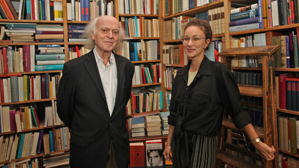 Antiquar Klaus Willbrand und Social-Media-Expertin und Lektorin Daria Razumovych im Antiquariat in Sülz Weyertal