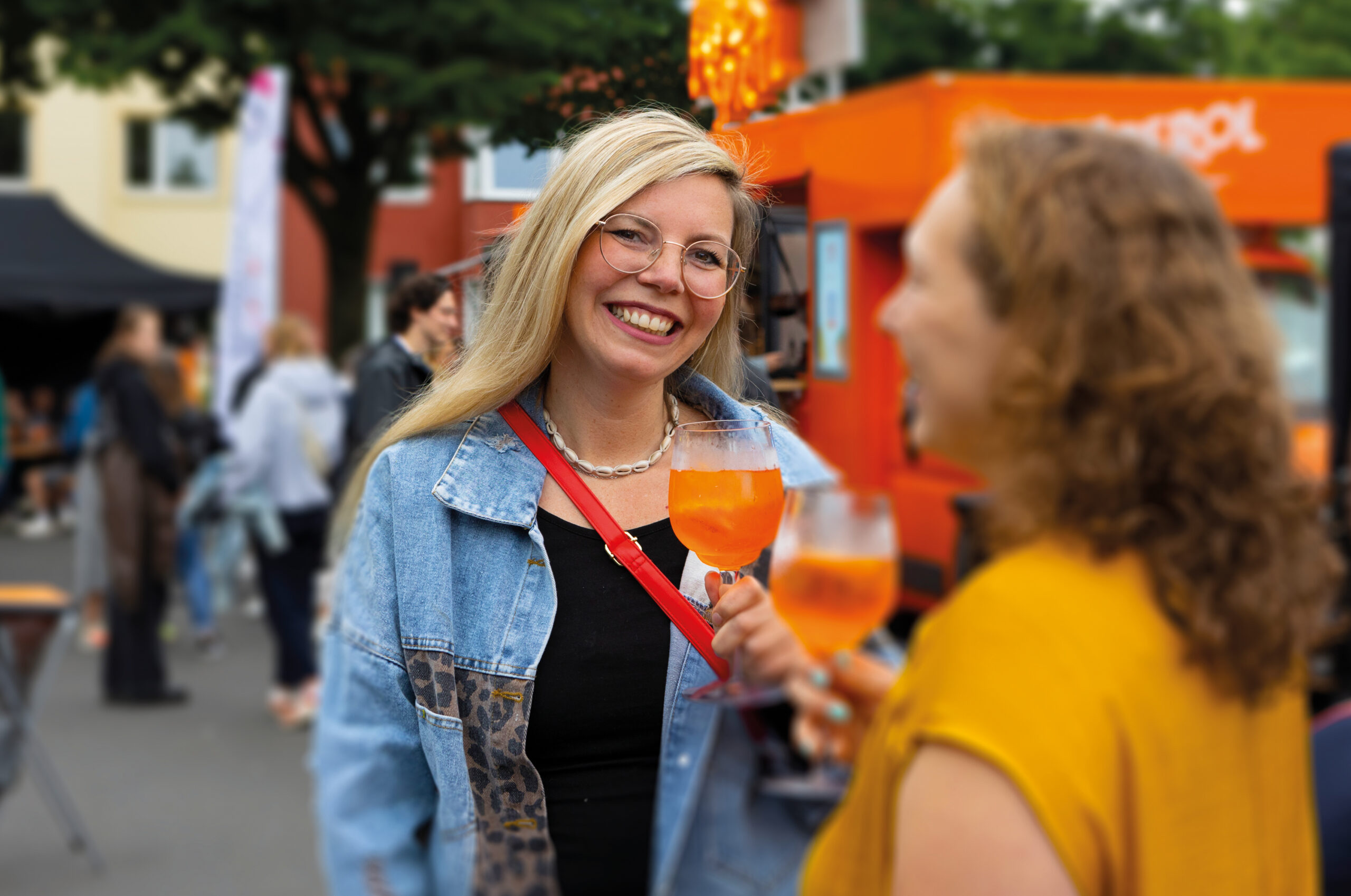 Schöne Stimmung auf dem Feierabendmarkt bei einem Glas Aperol Spritz.