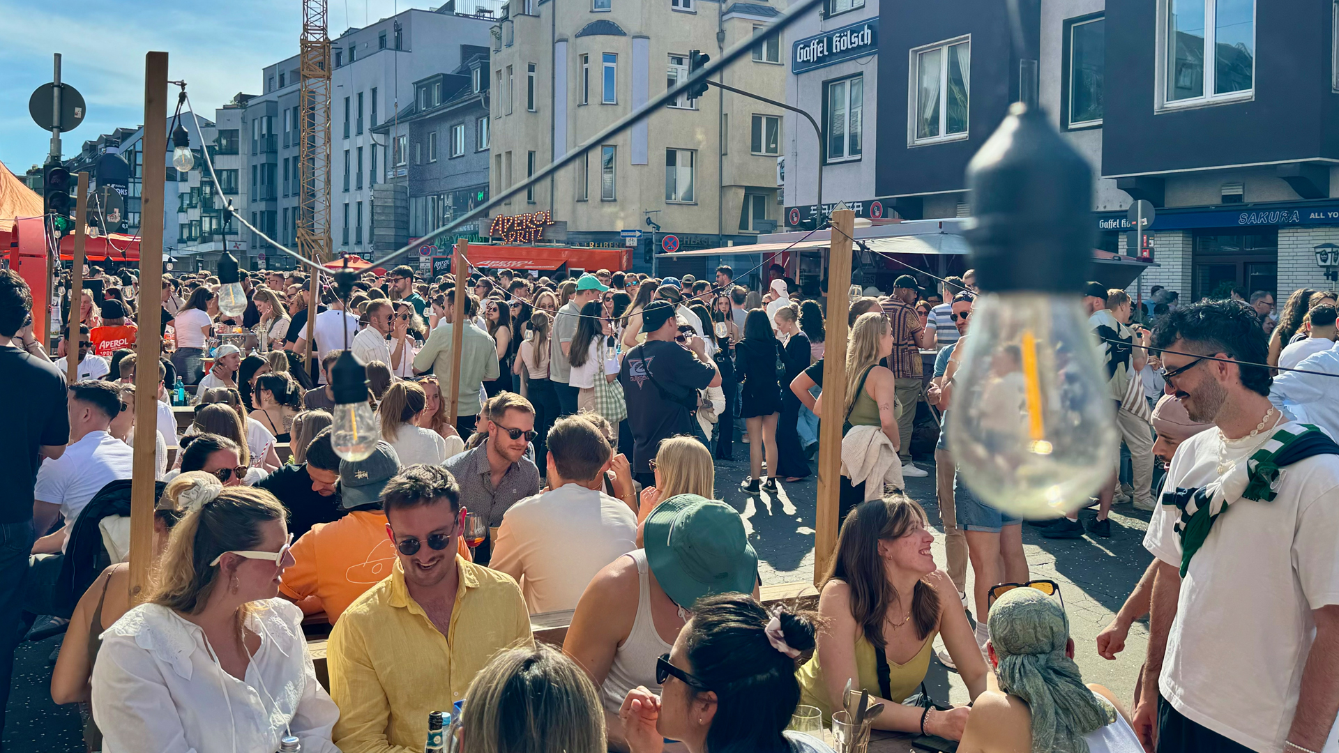 Viele Menschen auf dem Straßenfest Bunt im Carree in Sülz