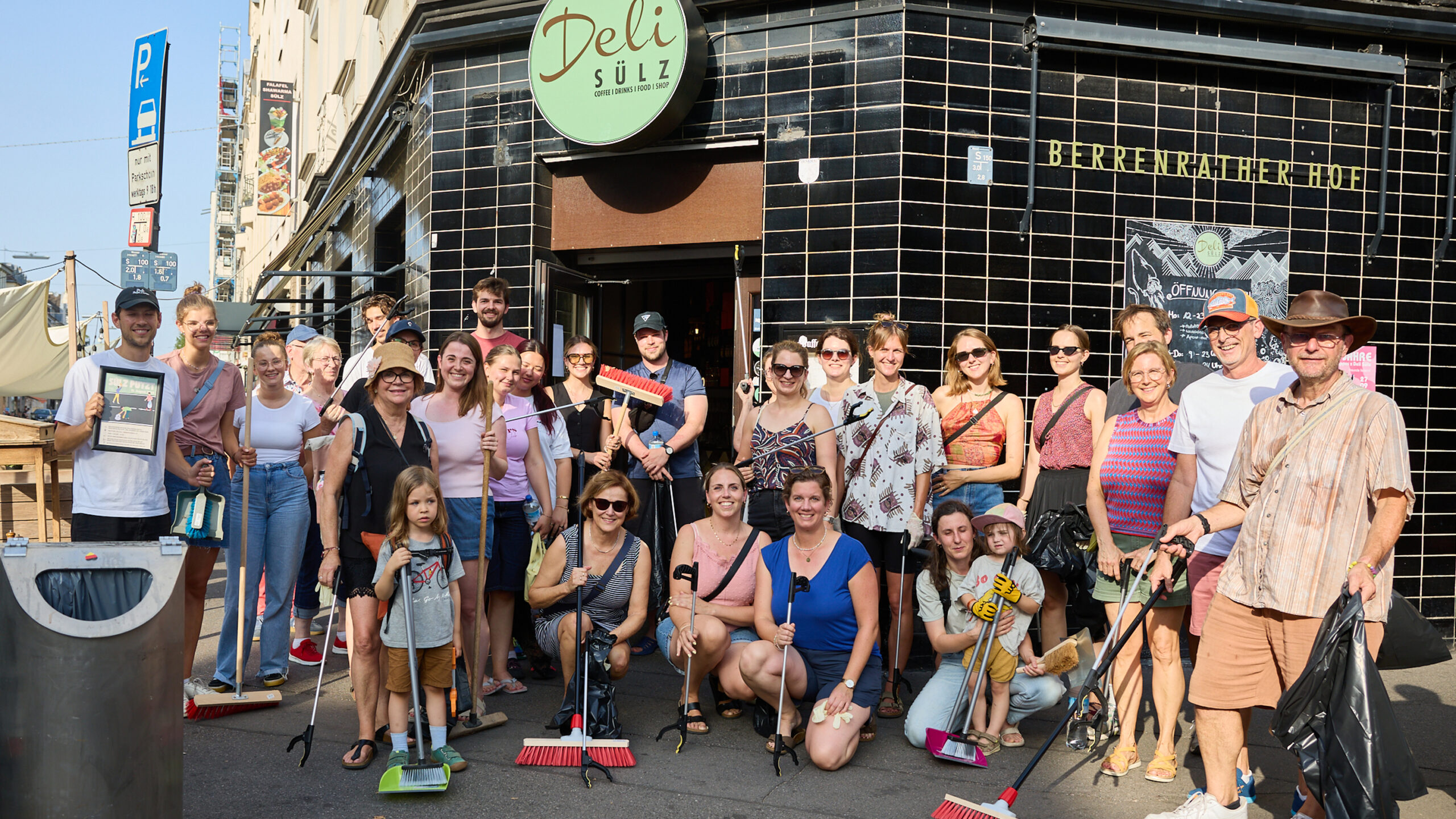 Sülz Putzt Team vor dem Deli Sülz