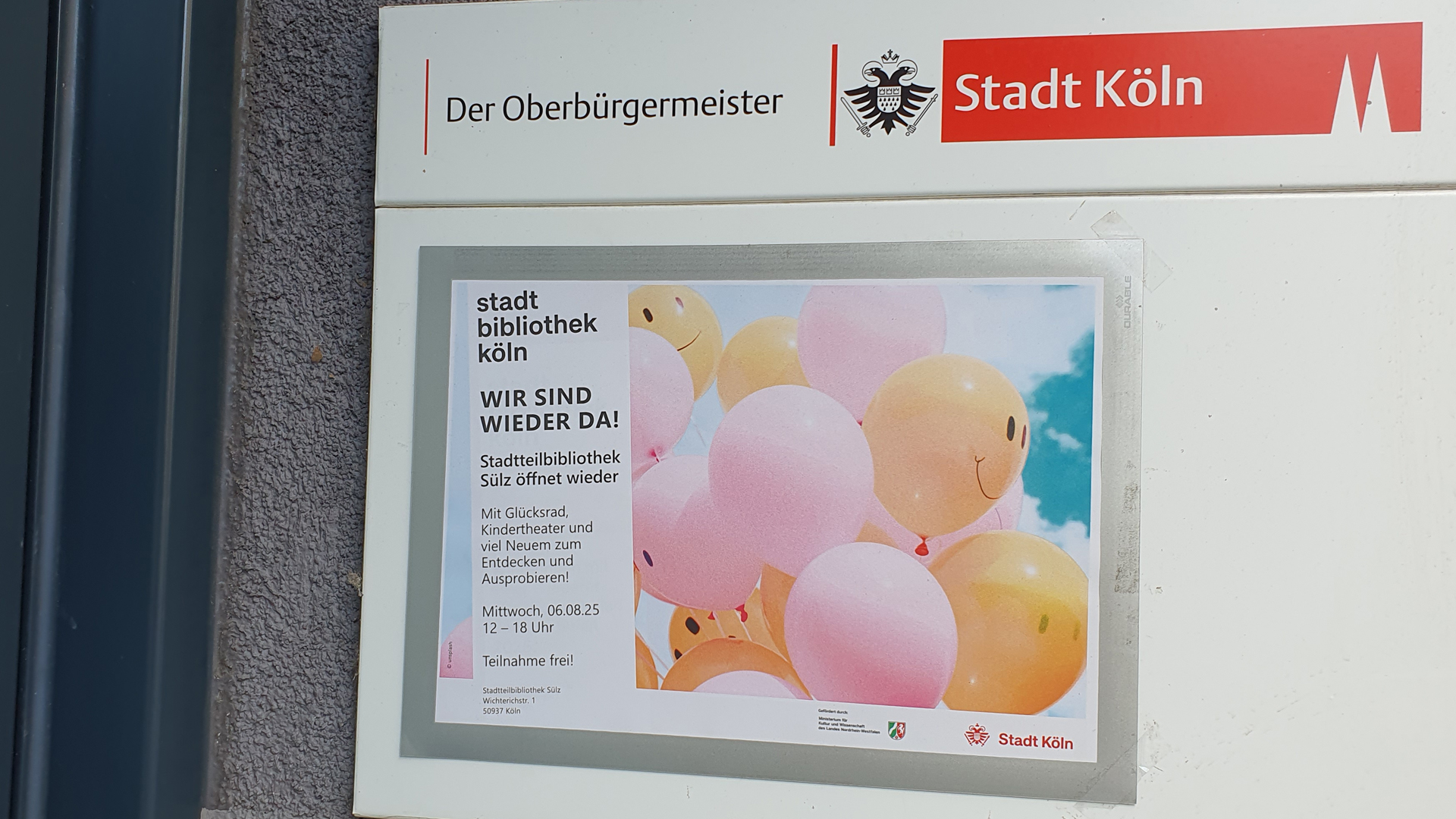Schild Ankündigung Wieereröffnung Stadtteilbibliothek Sülz